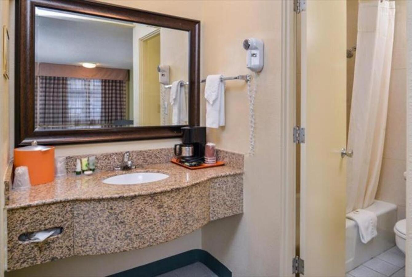 University Inn And Suites Юджин Екстер'єр фото